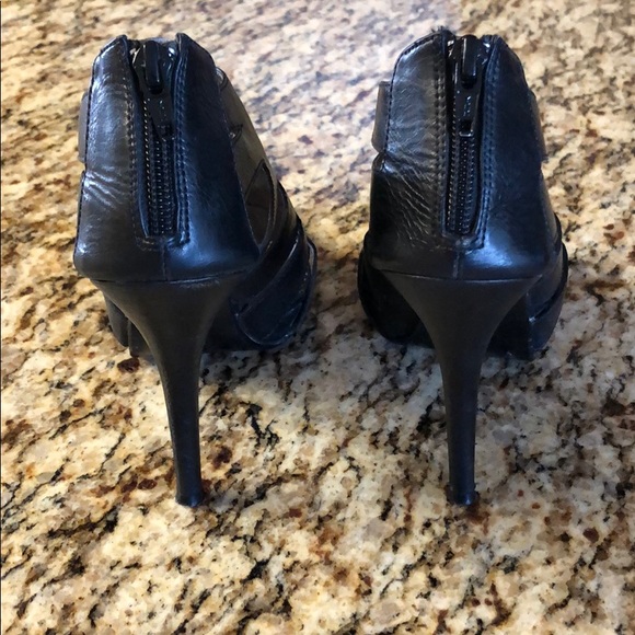 Black peep toe cutout heels with zipper - Picture 4 of 8
